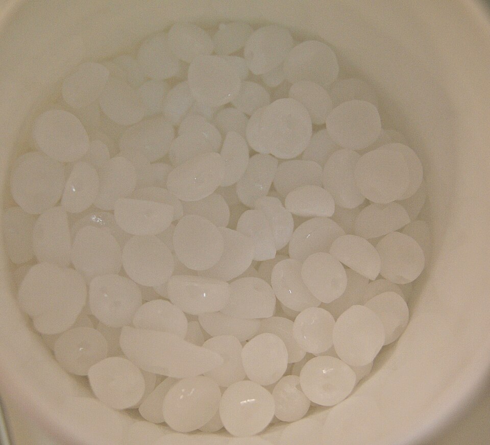 NaOH-Pellets – weiße Natriumhydroxid-Kügelchen